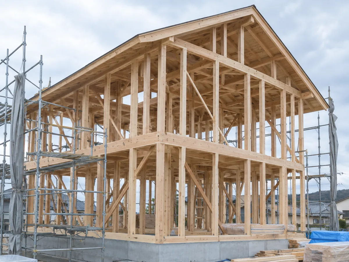 屋根まで組み上がった建築途中の木造住宅